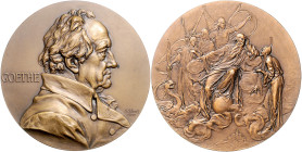 Deutsche Medaillen. 
Personenmedaillen. 
Goethe, Joh. W. v. (1749-1832). Bronzemed. 1899, v. Anton Scharff, auf seinen 150. Geburtstag, Brb. im Rock...