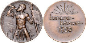 Deutsche Medaillen. 
Deutsches Reich. 
Bronzemed. 1930, v. Mayer & Wilhelm, Stuttg., auf die Rheinlandräumung, der Flussgott Rhein stehend mit zerri...