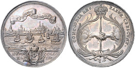 Deutsche Medaillen. 
Emden. 
Silberne "Vierziger-Medaille" 1742, unsign., Hafen- u. Stadtansicht, darüber Schriftband, unten gekr. Stadtwappen in Zw...