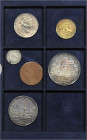 Deutsche Medaillen. 
Hamburg. 
5 Medaillen u. eine Marke: Feinsilbermed. 1971, 75 Jahre Harburger Oelwerke HOBUM (40 mm, 27,85 g, Ruff. 9711), Feins...