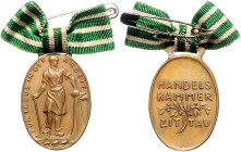 Medaillen von Karl Goetz. 
Hochovale Bronzemed. mit Orig.-Öse o.J., Handelskammer Zittau, Med. "Für Treue in der Arbeit", 37,5 x 24,4 mm. Kienast&nbs...