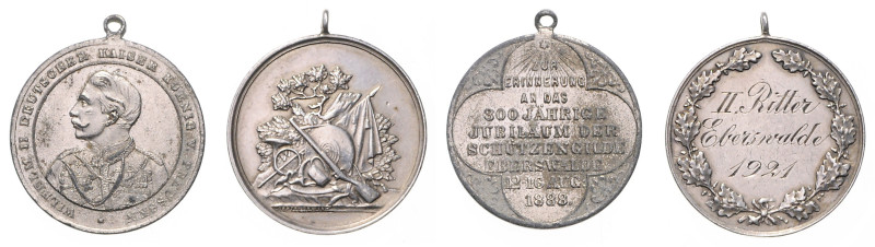 Schützenmedaillen. 
Eberswalde. Zwei Med. mit Orig.-Henkel: 1888, Zink vernick....