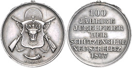 Schützenmedaillen. 
Neustrelitz. Silbermed. 1867, v. G. Loos/Berlin, auf die 100-Jahrfeier der Schützengilde, Stierkopfschild auf Schützenutensilien/...