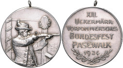 Schützenmedaillen. 
Pasewalk/Pomm. Silbermed. mit Orig.-Henkel 1924, unsign., XIII. Uckermärk.-Vorpommersches Bundesfest, Schütze mit Büchse/Schrift ...