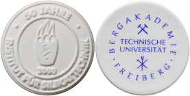Medaillen aus Porzellan und Steinzeug. 
Orte. 
Freiberg/Sa. Bergakademie, Med. 2000, unsign., 50 Jahre Institut für Silikattechnik, Bisquitporzellan...