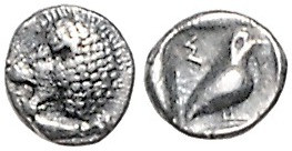 Münzen der griechischen Welt. 
Ionia/Miletos. 
Tetartemorion, 0,24 g, 525-500 vdZ, Löwenkopf li./in Incusum Vogel n. re. stehend, daneben Buchstabe ...