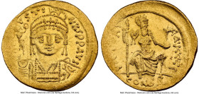 Justin II (AD 565-578). AV solidus (20mm, 4.45 gm, 6h). NGC MS 4/5 - 4/5. Constantinople, 3rd officina. D N I-VSTI-NVS PP AVG, pearl-diademed, helmete...