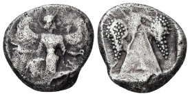 Caria, Kaunos AR Stater, 11.46 g. - 21.85 mm. Circa 450-430 BC.
Obv.: Winged Iris in kneeling-running stance to left, head to right, holding [kerykeio...