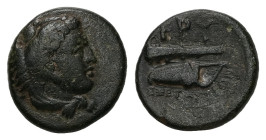 Ionia, Erythrai. AE, 2.00 g. - 13.11 mm. 4th century BC.
Obv.: Head of Herakles right, wearing lion skin.
Rev.: EPY / ΣTΡATIΩΣ, Club left above bow in...
