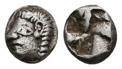 Ionia, Kolophon. AR Obol, 1.08 g. - 8.84 mm. Late 6th century BC.
Obv.: Archaic male head (of Apollo?) left.
Rev.: Quadripartite incuse square.
Ref.: ...