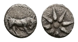 Ionia, Magnesia ad Maeandrum. AR Hemiobol, 0.21 g. - 6.59 mm. Circa 400-350 BC.
Obv.: Bull butting to right; below, maeander pattern.
Rev.: Μ-Α-Γ, Eig...