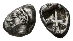 Ionia, Phokaia. AR Diobol, 0.94 g. - 10.11 mm. Circa 521-478 BC.
Obv.: Archaic female head left, wearing earring and helmet or close fitting cap.
Rev....