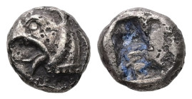 Ionia, Phokaia. AR Fourrèe Diobol, 1.38 g. - 10.11 mm. Circa 525-500 BC.
Obv.: Head of griffin left; behind, seal.
Rev.: Quadripartite incuse square.
...