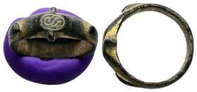 Roman guilded bronze finger ring (AD 1st–3rd centuries)
Weight: 2.86 g.
Diameter: 16.43 mm.