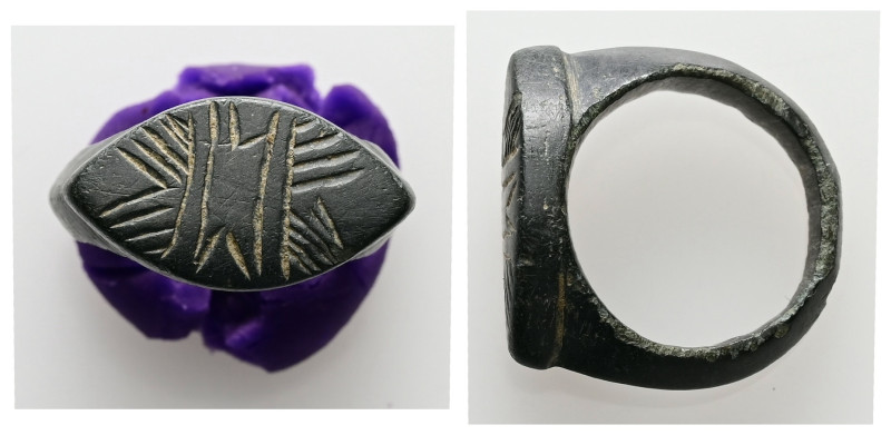 Bronze finger-ring.
Weight: 9.03 g. g.
Diameter: 16.42 mm.