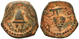 JUDAEA. Herodians. Herod II Archelaos, 4 BC-6 AD. Prutah (bronze, 2.31 g, 16 mm), Jerusalem. Crested helmet; kerykeion to lower left. Rev. Grape bunch...