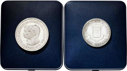 Guinea Ecuatorial. 1979*80. 1000 y 2000 bipkwele. Visita oficial de los Reyes de España. Serie de 2 estuches oficiales, los 1000 bikwele con certifica...
