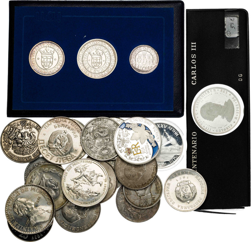 Lote de 20 monedas de diversos países y valores en plata, y una carterita de la ...