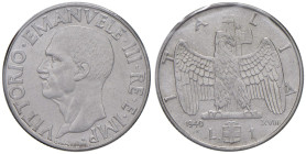 Vittorio Emanuele III (1900-1946) Lira 1940 XVIIII - Mont. 229 AC RR Variante "4 stanghette". Periziata Raffaele Negrino "Rarissima SPL-FDC".

Statu...