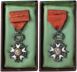 FRANCIA Terza repubblica (1870-1940) Distintivo da cavaliere della Legione d'onore, modello 1870 AG smalti e brillanti incastonati (g 27,46 - Ø 43 mm)...