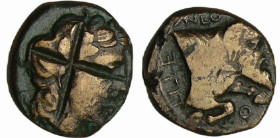 Campanie - Néapolis - Bronze (340-280 av. J-C) 
A/ Tête laurée d'Apollon à droite. 
R/ NEOP—O—LITE Prothomé de taureau à droite.
TB
Sambon 561. Cf...