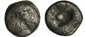 France - Aquitaine - Drachme imitation de Rhodè (240-220 av. J.-C.)
A/ Tête casquée à gauche de Perséphone, avec boucles d'oreilles.
R/ Quatre dauph...