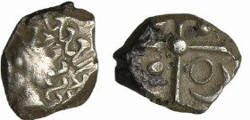 France - Tolosates - Drachme à la tête négroïde (121-52 ac J.-C.)
A/ Tête stylisée, de type négroïde à gauche. 
R/ Croix bouletée au centre, cantonn...