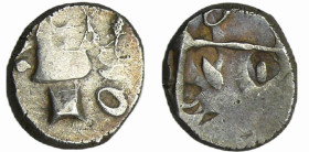 France - Tectosages - Drachme à la tête romanisée (121-52 av. J.-C.)
A/ Tête stylisée à gauche avec la chevelure sous forme de mèches ovoïdes. Devant...