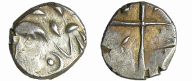 France - Tectosages - Drachme à la tête romanisée (121-52 av. J.-C.)
A/ Tête stylisée à gauche avec la chevelure sous forme de mèches ovoïdes. Devant...
