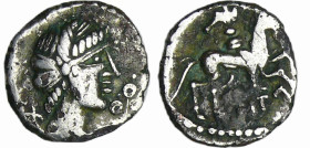 France - Eduens - Denier LITA (70-50 av. J.-C.)
A/ Tête féminine à droite.
R/ LITAVICOS. Cavalier à droite, tenant une enseigne surmontée d'un sangl...