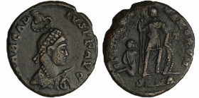 Arcadius - Maiorina pecunia (383, Nicomedia)
A/ D N ARCADIVS P F AVG Buste diadémé, tenant une haste et un bouclier, couronné par la main de Dieu. 
...