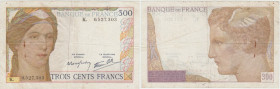 France - 300 francs Type 1938
4 trous d'épingles, 6 plis, traces de plis salis, trace de rouille.
TB+
Fayette.F29-1