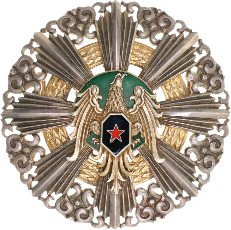 Syria Order of Military Honor Grand Cross Breast Star 1953 

vgAg 77 mm.; 87g....