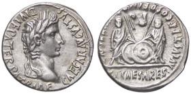 ROMANE IMPERIALI - Augusto (27 a.C.-14 d.C.) - Denario (Lugdunum) C. 43; RIC 351 (AG g. 3,78)Variante scudo destro davanti

Status: qSPL/BB+