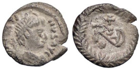 BARBARICHE - OSTROGOTI - Atalarico (526-534) - Quarto di siliqua (a nome di Giustino I) Metlich 57a (AG g. 0,65)

Status: BB+