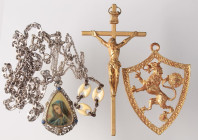 VARIE - Oggetti di antiquariato Tre catenine, la più grande è in AG925 (gr. 30,77), un crocefisso e un pendaglio

Status: Ottimo