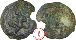 Bellovaques (Région de Beauvais), Bronze au personnage agenouillé à gauche et au cheval androcéphal à droite, Ier siècle avant J.-C., Av. Personnage a...