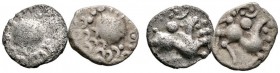 Keltische Münzen 
 Süddeutschland und angrenzende Gebiete 
 Vindeliker 
 Lot (2 Stücke): Quinare vom Typ &quot;Brillengesicht&quot; 2./1. Jh.v.Chr....