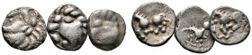 Keltische Münzen 
 Süddeutschland und angrenzende Gebiete 
 Vindeliker 
 Lot (3 Stücke): Büschelquinare, Prototyp 1. Hälfte 1. Jh.v.Chr. Wie vorher...