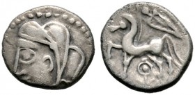 Keltische Münzen 
 Gallia 
 Bituriges Cubi 
 Quinar ca. 55 v. Chr. Jugendliche Büste mit großen Locken nach links / Pferd nach links, darüber Dolch...