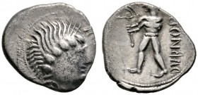 Keltische Münzen 
 Gallia 
 Haedui 
 Quinar ca. 69-50 v. Chr. -Bibracte-. Büste mit Strichelhaaren nach rechts / Standartenträger nach links, dahin...