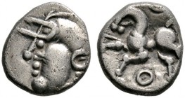 Keltische Münzen 
 Gallia 
 Haedui 
 Quinar Behelmte Büste nach links / Pferd nach links, in den Feldern Ringel. LT 5138 var., Scheers 335. 1,86 g...