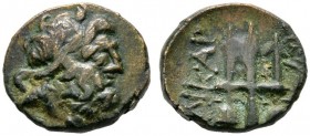 Griechische Münzen 
 Karia 
 Halokarnassos. Bronzemünze (AE-17 mm) 2. Jh. v.Chr. Kopf des Poseidon nach rechts / Dreizack. 4,67 g
 braungrüne Patin...