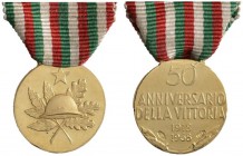 Ausländische Münzen und Medaillen 
 Italien-Königreich 
 Republik ab 1946. Tragbare, goldene Veteranenmedaille 1968. Stahlhelm auf gekreuzten Zweige...