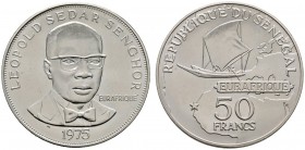 Ausländische Münzen und Medaillen 
 Senegal 
 50 Francs 1975. Brustbild des Präsidenten von vorn / Segelschiff über Landkarte. KM 5 (gibt eine Aufla...
