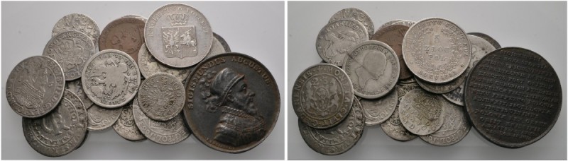 Lots ausländischer Münzen und Medaillen 
 23 Stücke: POLEN . Prägungen vom Begi...