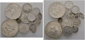 Lots ausländischer Münzen und Medaillen 
 12 Stücke: RUSSLAND . Rubel 1913 Romanoff, Rubel 1921, Silberkleinmünzen zu 5,10,15 und 20 Kopeken sowie 3 ...
