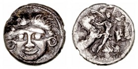 República Romana
 Plautia
 Denario. AR. Roma. (47 a.C.). A/Máscara de Medusa con serpientes a ambos lados, debajo (ley.). R/La Aurora volando y diri...