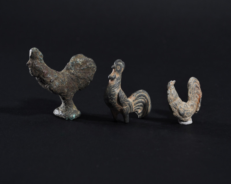 ARQUEOLOGÍA. ROMA. Lote de 3 figuras de gallos (ss. I-IV d.C.). Bronce y plomo. ...