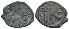 JUSTINIAN I (527-565). Half Follis. Theoupolis (Antioch). (8.1 Gr. 25mm.)
Diademed, draped and cuirassed bust right. 
Rev.THEUP Large K; to left cross...